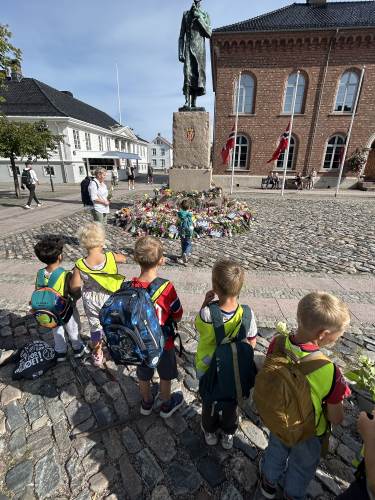 Statuen av kong Haakon VII på Torvet i Kristiansand har blitt et viktig samlingspunkt for blomsterhilsener og minner etter at kong Harald V gikk bort